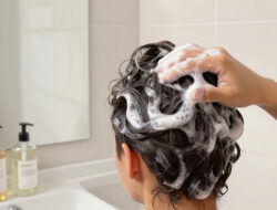 Tips Menjaga Kesehatan Kulit Kepala agar Bebas Ketombe Permanen